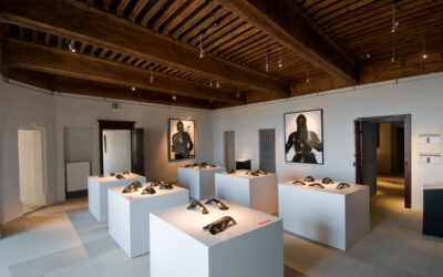 Armures et griffons. Œuvres en céramique contemporaine